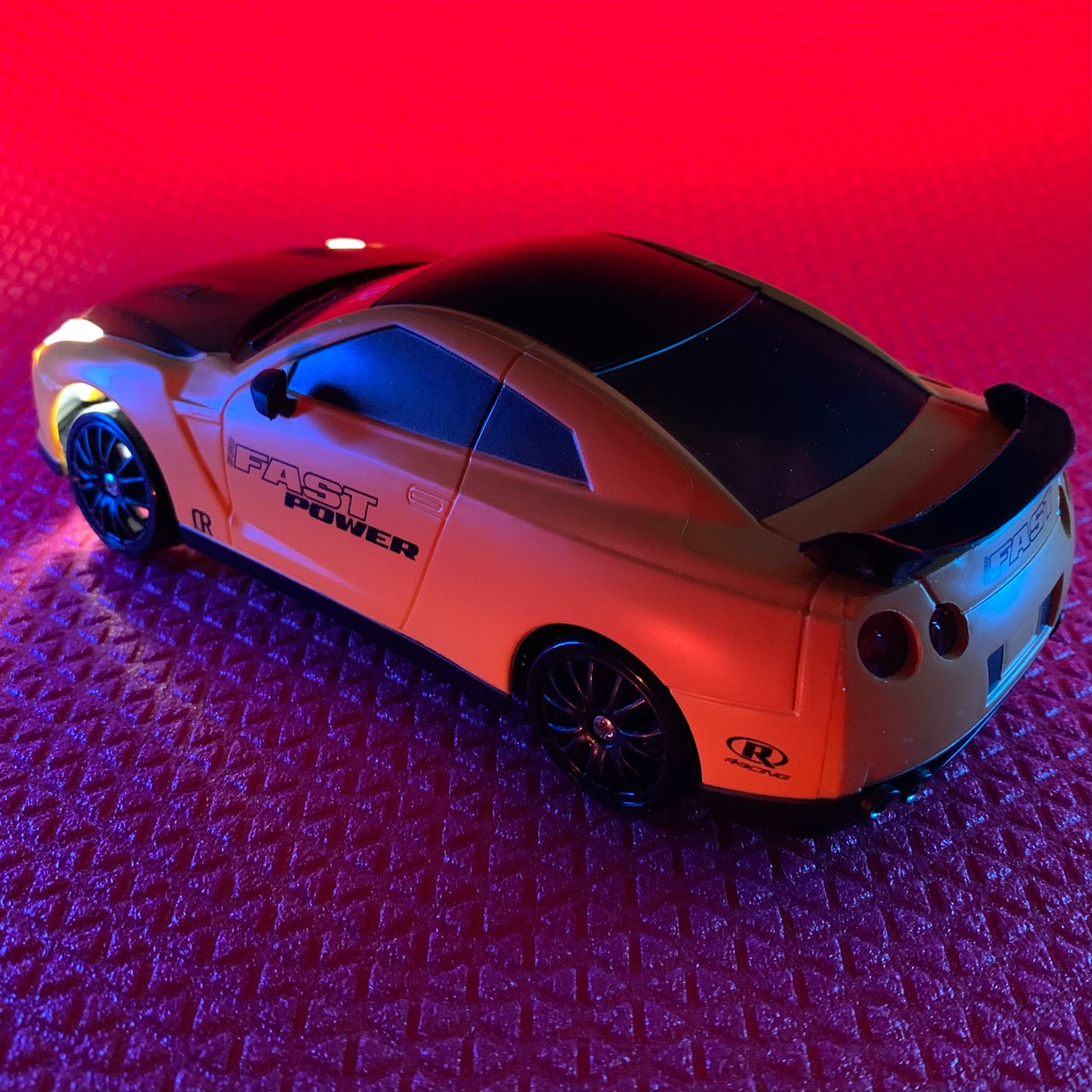 NISSAN GTR pomarańczowy