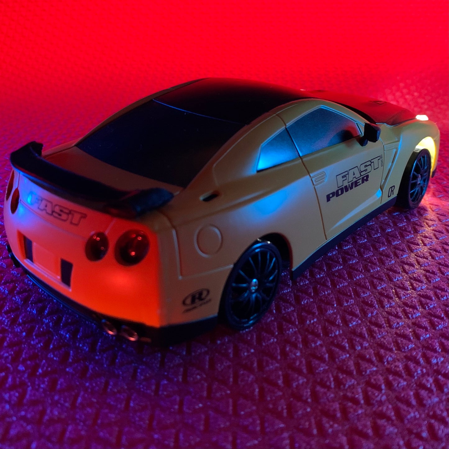 NISSAN GTR pomarańczowy