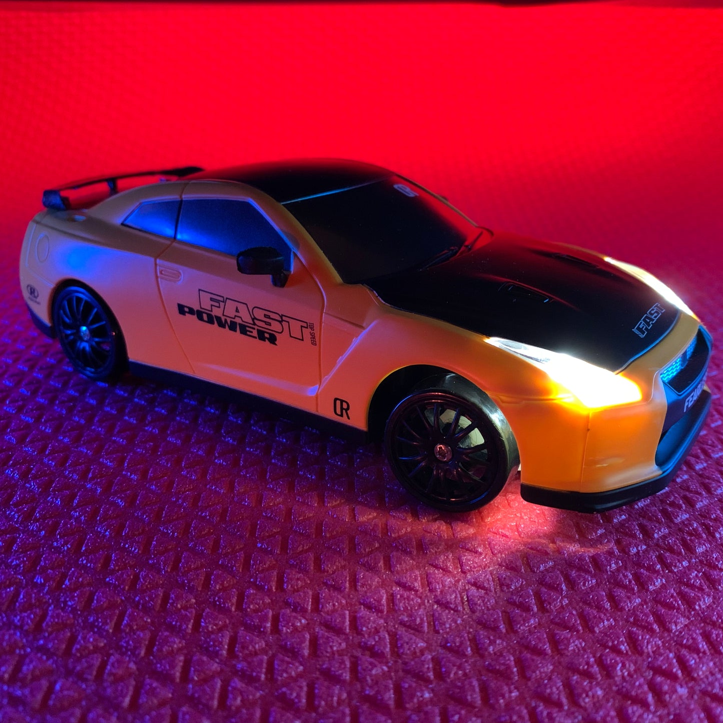 NISSAN GTR pomarańczowy