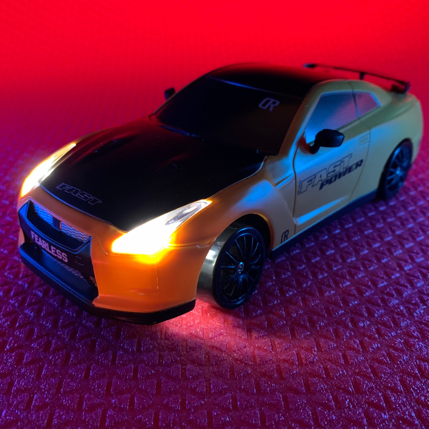 NISSAN GTR pomarańczowy
